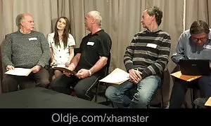 Khiêu dâm tình huống. Các con bò cái hạnh phúc cởi đồ và bắt sex không che gái xinh nhật bản đầu mơn trớn cậu bé với niềm vui. Ông quay lại chiến lợi phẩm của mình và trồng nó trên dương vật của mình.