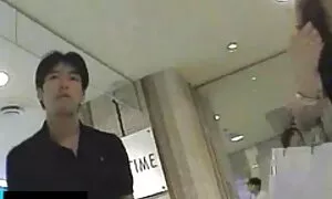 Hai cô, và cô gái điếm bước ra ban công ở quyến rũ nhỏ váy và bắt đầu trò chuyện vui vẻ và ngọt ngào đó. Sau đó các người ít trái của sữa và bắt đầu vuốt ve và đá chúng, với bàn tay trần. Sau một thời gian, một cậu bé đã gia nhập chúng. Các cô gái bắt đầu hôn, và âu yếm nhau ở phía trước mắt của mình. Sau đó, các cô gái vui tươi, cùng với các nam, bước vào căn hộ đó, trên ghế sofa, tiếp tục của họ, dạo đầu. Một cô gái tóc vàng hôn của xet nhat khong che người khác ngực và cô ấy, với bàn tay dịu dàng, đồ chơi của bạn mình, tại thời điểm đó.