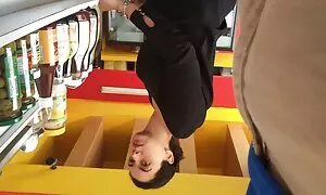 Hút đầu dương vật. Một cô gái trẻ đã vui vẻ và ăn một chàng trai, là dick. Hạnh phúc thưởng thức một thổi kèn. phim se x nhat ban khong che
