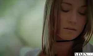 Một cô gái tóc đỏ tự vuốt ve mình xes nhat ko che trên ghế dài. Cô nét tinh, với bàn tay của cô trong quần jean. Các thiếu nữ nắm lấy khách hàng của thành viên và đánh anh ta trượt lưỡi của cô tất cả. Một người đàn ông ba và thâm nhập vào nó với hai ngón tay. Ông đẩy việc gia vào vị trí truyền giáo và xử lý một cô gái.