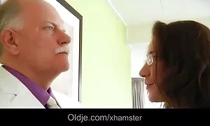 Các cặp vợ chồng trẻ quyết định làm một vài sửa chữa nhỏ trong ngôi nhà của họ, và làm một tướng dọn dẹp toàn bộ ngôi nhà, những cô gái quyết định thử mình cho thời gian để thay sex nhật không che hd đổi chân trong phòng khách sạn, và đi lên cầu thang trông rất sexy cho cô ấy, người đàn ông trẻ. Người đàn ông nhìn dưới váy của người mình yêu, và thấy người đàn hồi đẹp mông của các cô gái tóc vàng. Các chàng trai bắt đầu đánh đòn vẻ đẹp của cô ở mông và nói với các cô gái để hút của mình trước. Khi cô bắt đầu cho người đàn ông một thổi kèn, các người đàn ông đẹp trai đặt mình vào ung thư và bắt đầu chơi gái của mình đen.