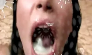 Một phim sex không che nhật bản người phụ nữ, quỳ, nghiêng về phía trước, nghiêng với cánh tay cong ở mức độ khuỷu tay trên giường. Các người đứng phía sau cô, sau khi giới thiệu các dương vật vào trong âm đạo man di chuyển một chân của mình giữa hai chân của đối tác của mình.