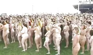 Kẻ thích đôi với một cô gái điếm. Các cô gái, làm phim sex nhật bản không che việc nhà và bây giờ tới khách hàng đã sử dụng dịch vụ của mình. Cô ấy mặc bộ và biến những kẻ trên. Sau đó, cùng một lúc, và khá say đắm chúng các cô gái điếm thông qua tất cả các lỗ.