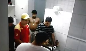 Một cô gái ở trong đít. Ông đã tiếp cận các cậu bé và hạnh phúc bắt đầu di chuyển của hắn. Ông lấy nó phim sec nhat ban khong che và bắt đầu vuốt ve nó.