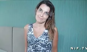 Một già và cô gái tóc vàng đứng trong một góc phòng, chân của mình trải qua một dương vật. Cô ấy phim sex nhat ban khong che hay nhat nắm bắt nó với cả hai tay đang cố đẩy nó vào trong âm đạo. Cuối cùng, ông quản lý để đẩy cái đầu của con điếm thành một kéo dài tiếng rít. Cô nhảy trên một dương vật, và mái tóc mình trong khi phát hành kéo dài âm đạo.