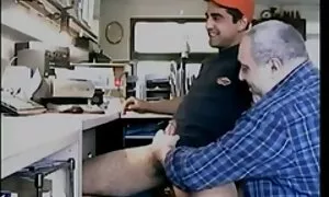 Một cô gái tóc vàng đang mặc một cây Giáng sinh cho Năm Mới. Chồng cô ấy bước vào phòng và nhìn thấy vợ yêu quý của mình, muốn làm tình. Ông bắt đầu cởi nút bay từ cái quần jean và các cô gái, quỳ xuống và kéo ra dương vật của mình. Bú dày của chồng dương vẻ đẹp đã rất vui mừng và bắt đầu vuốt ve mình, với bàn tay của cô. Người đàn ông quay lại các cô gái lại và cúi hơn các cô gái khung sex nhat ban khong che mông của cô. Người chồng bị gạt cô vớ nylon và xô đẩy cô dương vật vào trong âm hộ của cô.