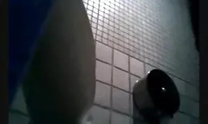Chân đằng sau người đứng đầu bộ sưu tập. Kẻ quái bê mà đặt phim sex khong che nhật bản chân của họ phía sau đầu họ.